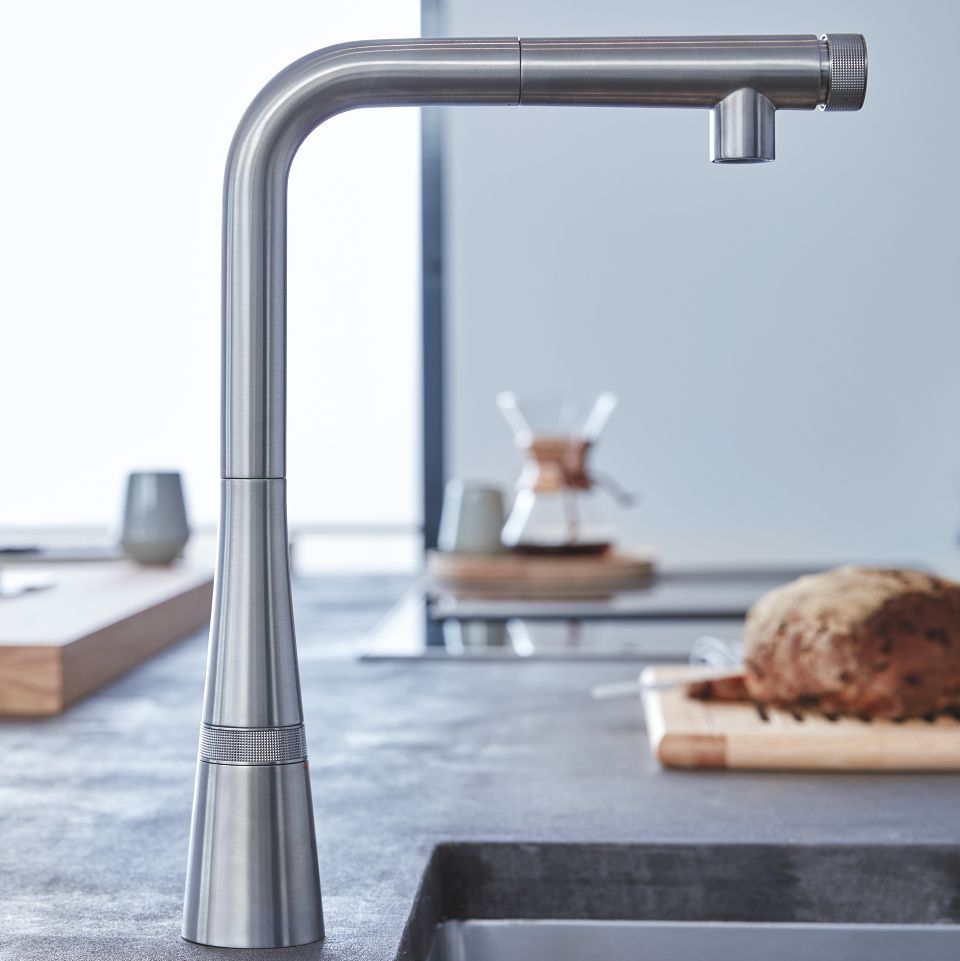 Змішувач для кухні GROHE Essence SmartControl з висувним L-подібним виливом, графіт глянець (31615A00)
